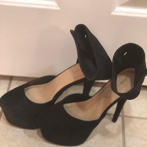 Black sued platform pumps